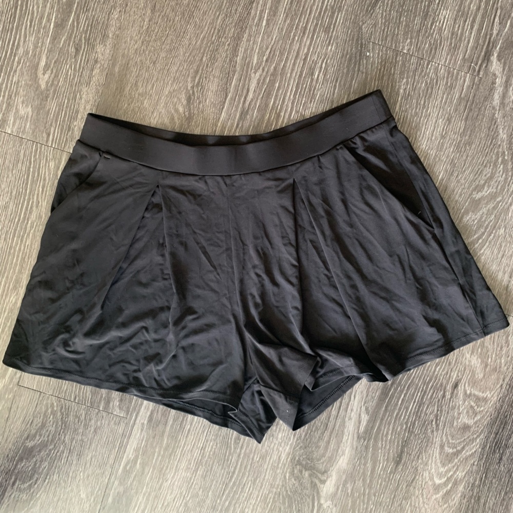 Express Pleated Flowy High Waisted Dress Shorts - M